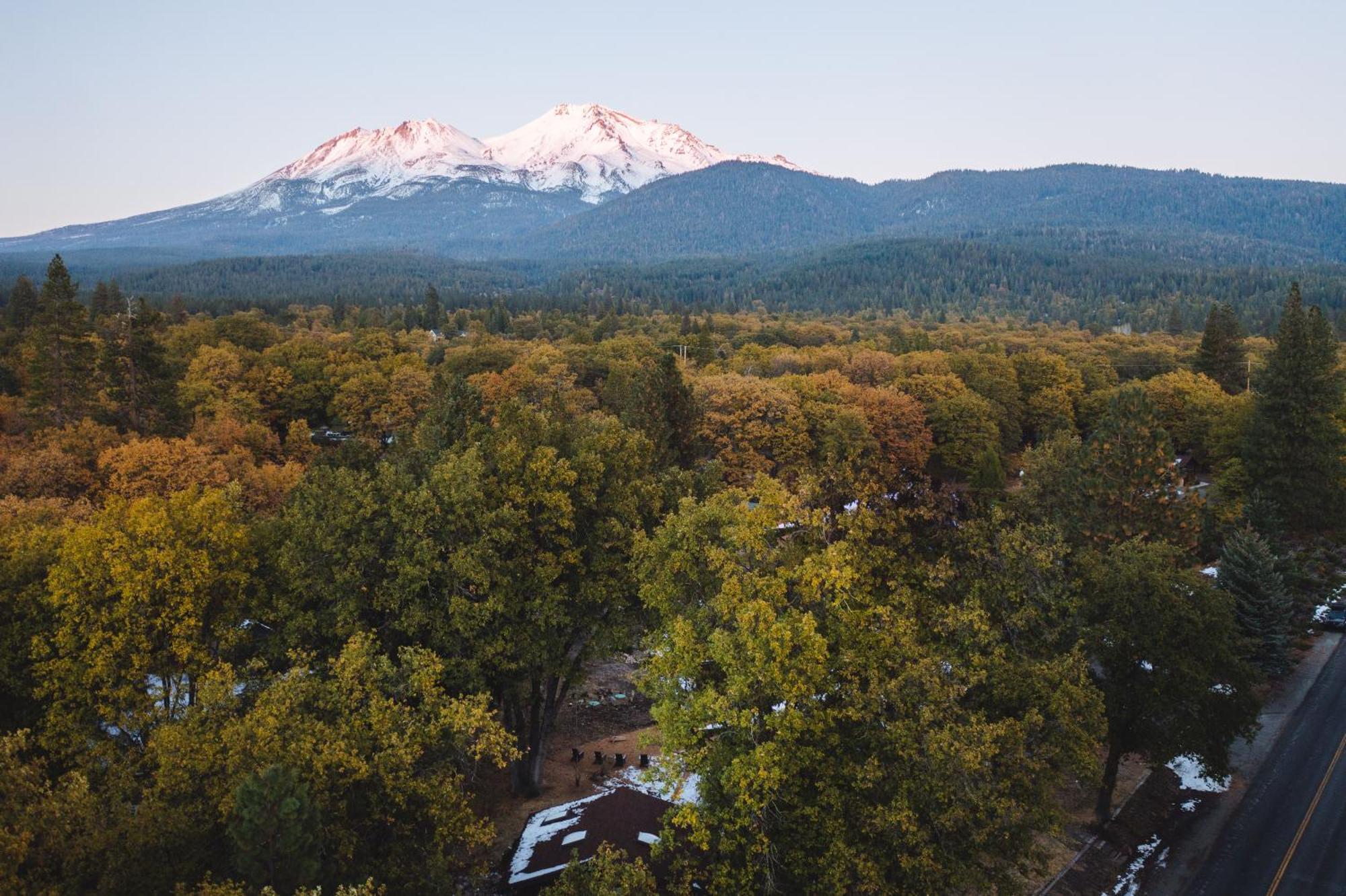 Basecamp Lodge Mount Shasta Esterno foto
