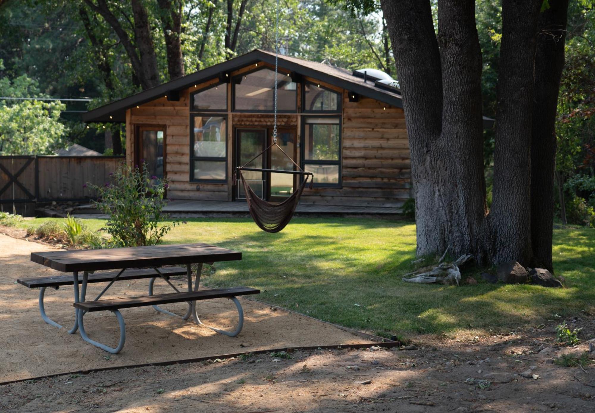 Basecamp Lodge Mount Shasta Esterno foto