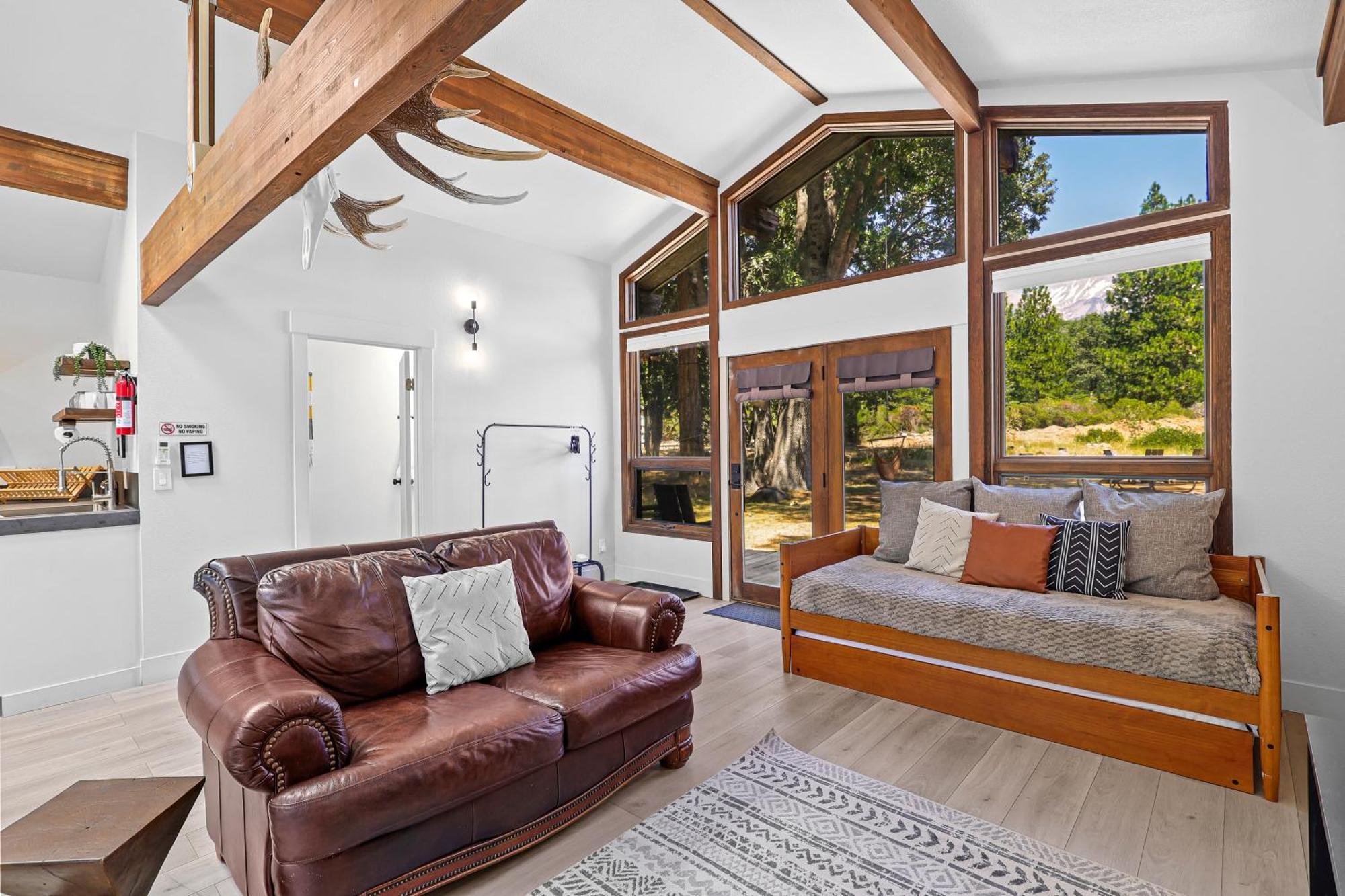 Basecamp Lodge Mount Shasta Esterno foto